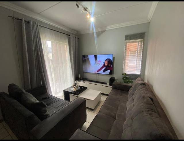 2 BEDROOM APARTMENT FOR SALE IN KEMPTON PARK
